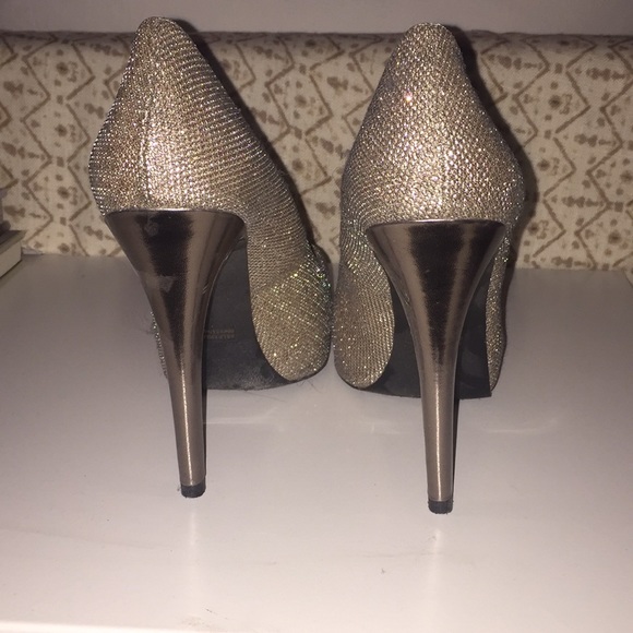 Guess 4inch platform high heels, silver woven. - Picture 4 of 4